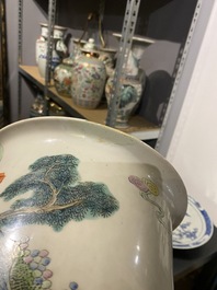 Trois vases et une jardini&egrave;re en porcelaine de Chine famille rose, 19&egrave;me