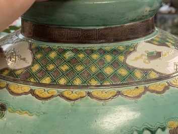 Deux vases et deux plats en porcelaine de Chine famille verte et en bleu et blanc, Kangxi et apr&egrave;s