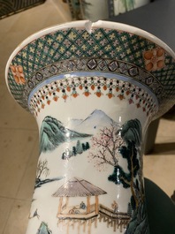 Un vase de forme 'yenyen' en porcelaine de Chine famille verte et un grand plat en bleu et blanc, 19&egrave;me