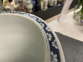 Un aquarium en porcelaine de Chine en bleu et blanc, 19&egrave;me