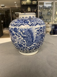 Un pot en porcelaine de Chine en bleu et blanc &agrave; d&eacute;cor de ph&eacute;nix, marque d'un li&egrave;vre, &eacute;poque Transition