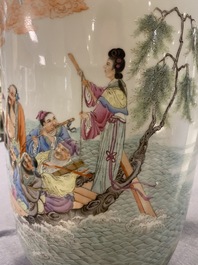 Un vase en porcelaine de Chine famille rose, marque de Qianlong, R&eacute;publique