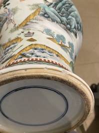 Un vase de forme 'yenyen' en porcelaine de Chine famille verte et un grand plat en bleu et blanc, 19&egrave;me