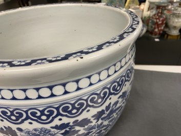 A Chinese blue and white fish bowl, 19th C.