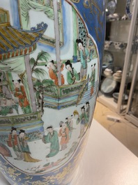 Un vase en porcelaine de Chine famille verte &agrave; fond bleu poudr&eacute; et un vase en famille rose, 19&egrave;me