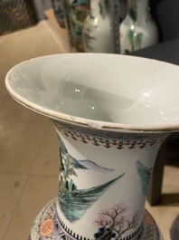 Un vase de forme 'yenyen' en porcelaine de Chine famille verte et un grand plat en bleu et blanc, 19&egrave;me