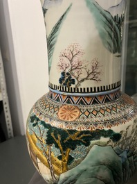 Un vase de forme 'yenyen' en porcelaine de Chine famille verte et un grand plat en bleu et blanc, 19&egrave;me