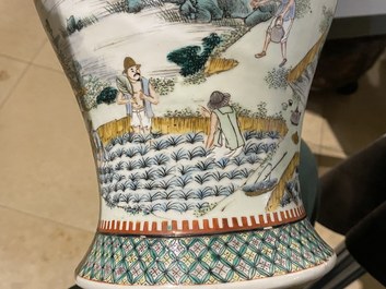 Un vase de forme 'yenyen' en porcelaine de Chine famille verte et un grand plat en bleu et blanc, 19&egrave;me