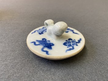 Une th&eacute;i&egrave;re en porcelaine de Chine en bleu et blanc &agrave; d&eacute;cor d'antiquit&eacute;s, Kangxi