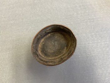 Een Chinese bronzen 'zhi' vaas en een archa&iuml;sche vaas met twee ringen, Song en Qing