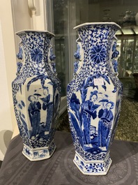 Une paire de vases en porcelaine de Chine en bleu et blanc et un &agrave; fond c&eacute;ladon, 19&egrave;me