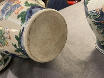 Une paire de pots couverts en porcelaine de Chine wucai, 19/20&egrave;me