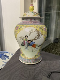 Deux vases et un aquarium en porcelaine de Chine famille rose, R&eacute;publique