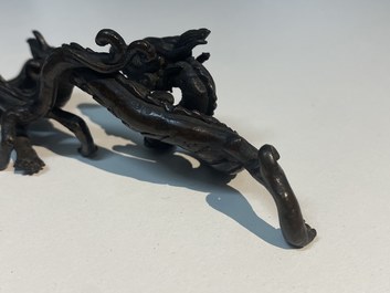 Een zeldzame Chinese bronzen penselenhouder met draken, Yuan/Ming