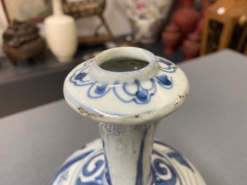 Une paire de kendis en porcelaine de Chine en bleu et blanc, Wanli