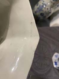 Une paire de vases en porcelaine de Chine en bleu et blanc et un &agrave; fond c&eacute;ladon, 19&egrave;me