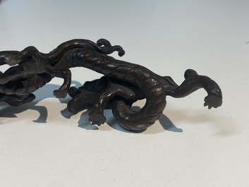 Een zeldzame Chinese bronzen penselenhouder met draken, Yuan/Ming