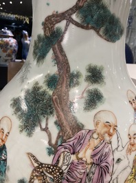 Un grand vase en porcelaine de Chine famille rose &agrave; d&eacute;cor d'immortels, R&eacute;publique