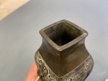 Un vase de type 'zhi' et un vase archa&iuml;que &agrave; deux anneaux, Chine, Song et Qing