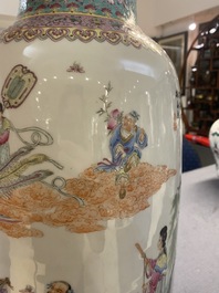 Un vase en porcelaine de Chine famille rose, marque de Qianlong, R&eacute;publique