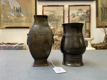 Un vase de type 'zhi' et un vase archa&iuml;que &agrave; deux anneaux, Chine, Song et Qing