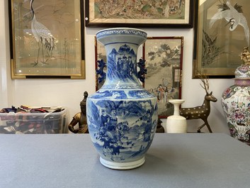 Un vase en porcelaine de Chine en bleu et blanc &agrave; d&eacute;cor de guerriers, 19&egrave;me