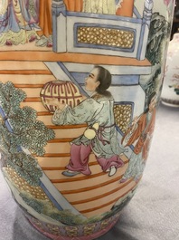 Un vase en porcelaine de Chine famille rose, marque de Qianlong, R&eacute;publique