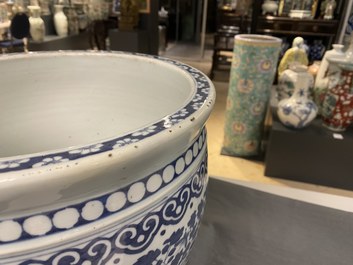 Un aquarium en porcelaine de Chine en bleu et blanc, 19&egrave;me