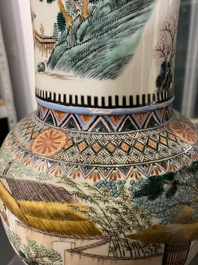 Un vase de forme 'yenyen' en porcelaine de Chine famille verte et un grand plat en bleu et blanc, 19&egrave;me