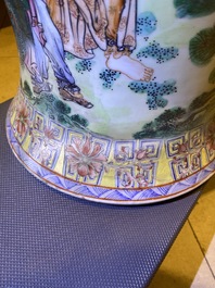 Un grand vase en porcelaine de Chine famille rose &agrave; d&eacute;cor d'immortels, R&eacute;publique