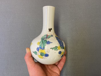 Un vase de forme bouteille en porcelaine de Chine famille rose, Yongzheng