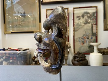 Un masque en bois sculpt&eacute; et polychrom&eacute;, Java, Indonesie, 19&egrave;me