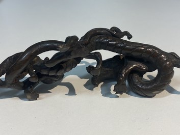 Een zeldzame Chinese bronzen penselenhouder met draken, Yuan/Ming