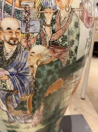 Un grand vase en porcelaine de Chine famille rose &agrave; d&eacute;cor d'immortels, R&eacute;publique