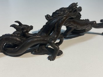 Een zeldzame Chinese bronzen penselenhouder met draken, Yuan/Ming