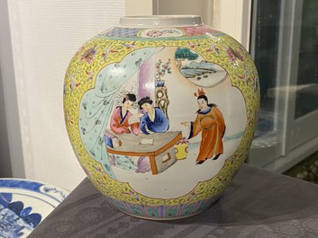 Deux vases et un aquarium en porcelaine de Chine famille rose, R&eacute;publique