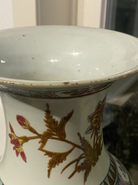 Trois vases et une jardini&egrave;re en porcelaine de Chine famille rose, 19&egrave;me