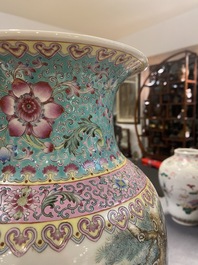 Un vase en porcelaine de Chine famille rose, marque de Qianlong, R&eacute;publique