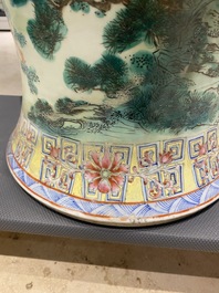 Un grand vase en porcelaine de Chine famille rose &agrave; d&eacute;cor d'immortels, R&eacute;publique