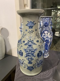 Een paar Chinese blauw-witte vazen en een celadon vaas, 19e eeuw