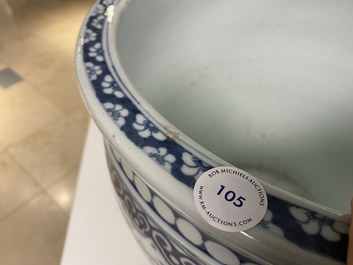 Een Chinese blauw-witte viskom, 19e eeuw