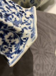 Une paire de vases en porcelaine de Chine en bleu et blanc et un &agrave; fond c&eacute;ladon, 19&egrave;me