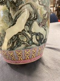 Un vase en porcelaine de Chine famille rose, marque de Qianlong, R&eacute;publique