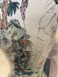 Un grand vase en porcelaine de Chine famille rose &agrave; d&eacute;cor d'immortels, R&eacute;publique