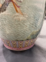 Un vase en porcelaine de Chine famille rose, marque de Qianlong, R&eacute;publique