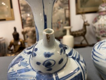 Une paire de kendis en porcelaine de Chine en bleu et blanc, Wanli