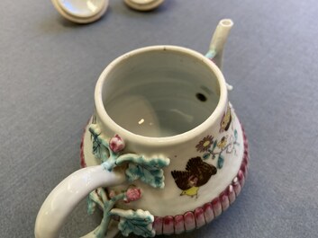 Une paire de th&eacute;i&egrave;res couvertes en porcelaine de Chine famille rose, Yongzheng