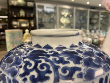 Een Chinese blauw-witte pot met feniksen, figuratief haas merk, Transitie periode