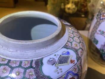 Une paire de pots couverts en porcelaine de Chine famille verte, Kangxi