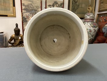 Een Chinese qianjiang cai jardini&egrave;re met antiquiteiten, 19/20e eeuw